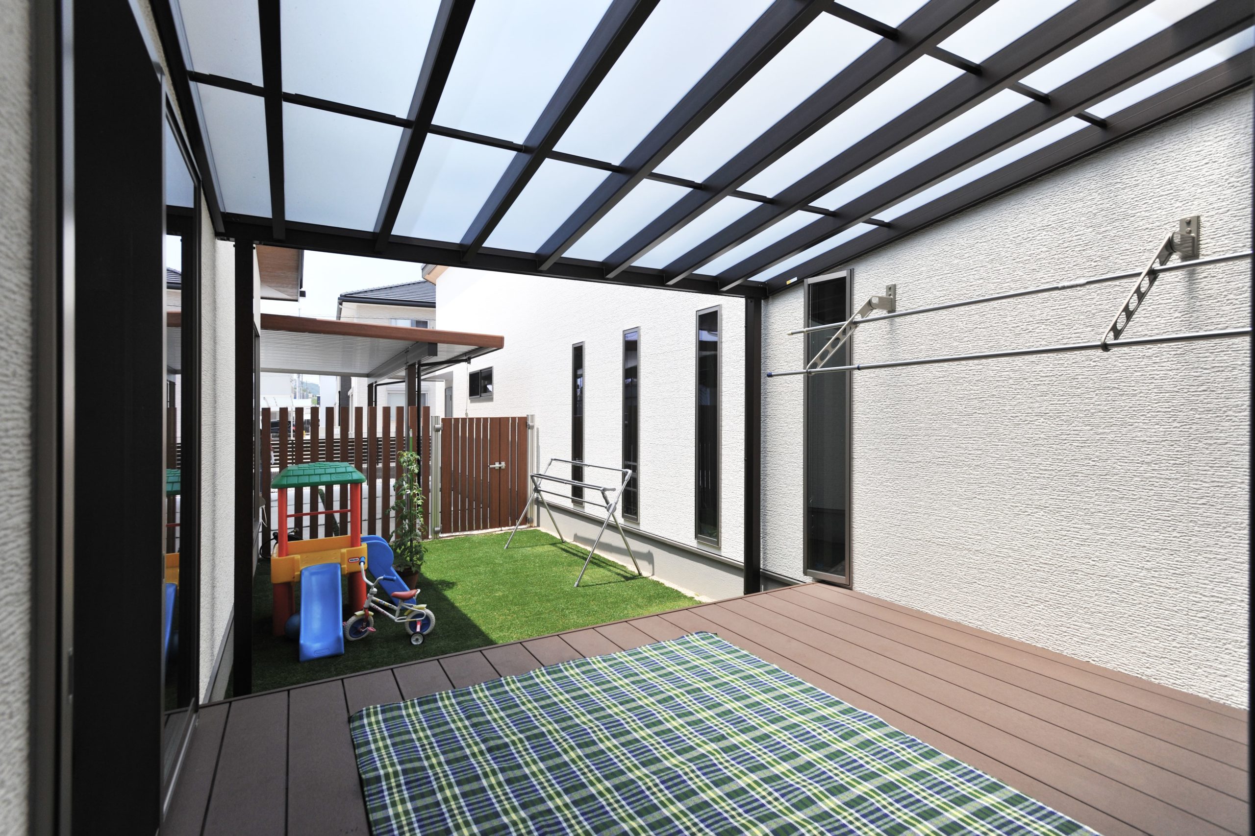 中庭と薪ストーブのある、暮らしのなかに憩いの時間が生まれる平屋の空間設計を！